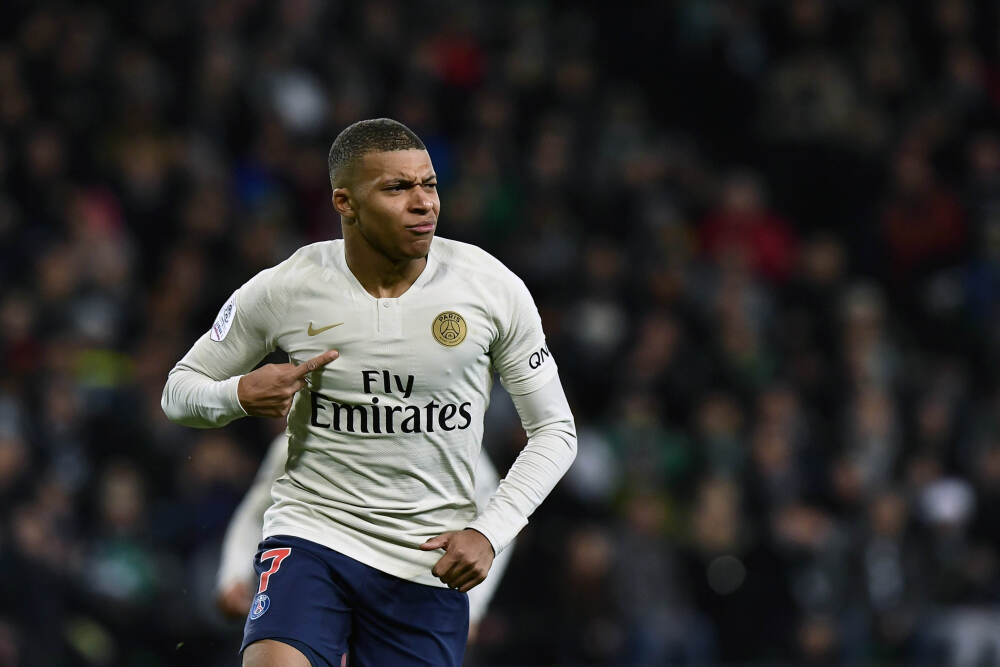 欧洲最活跃火山再度喷发 无人机拍摄熔岩流